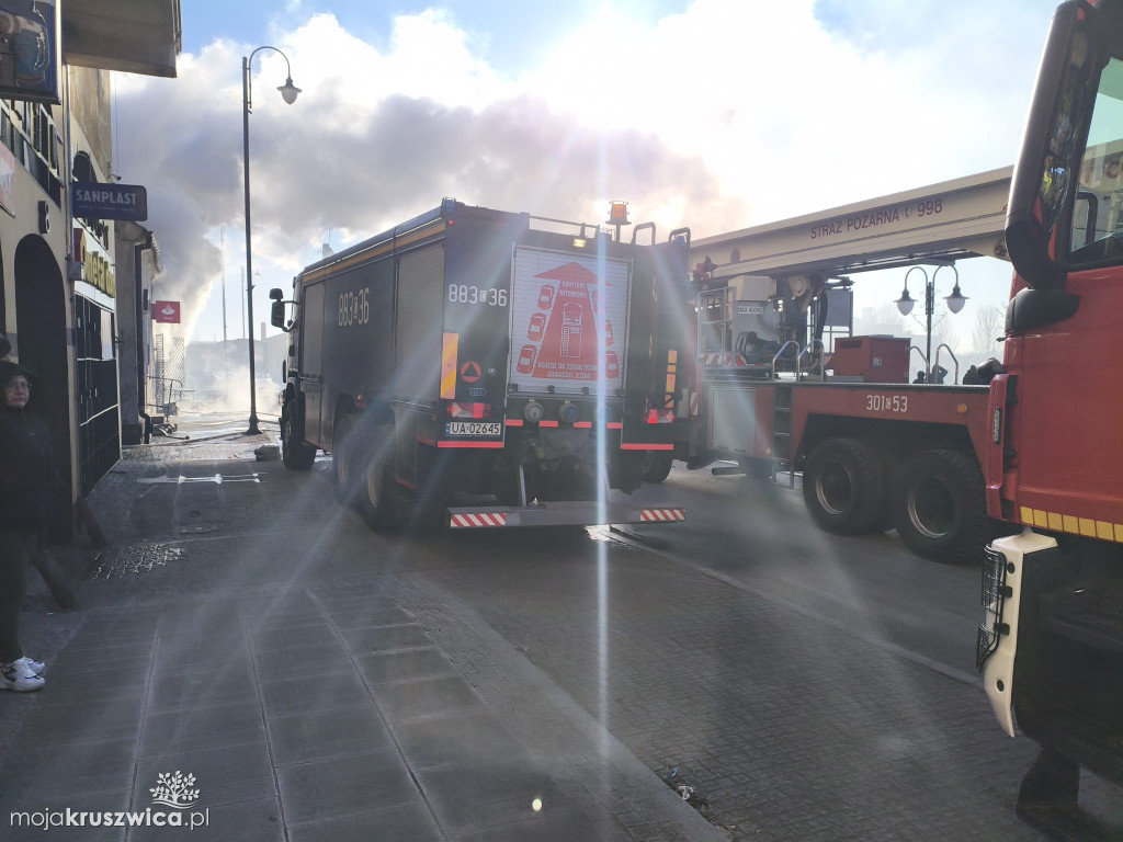 Pilne: Pożar w centrum Kruszwicy. Ogień w jednym ze sklepów [VIDEO]