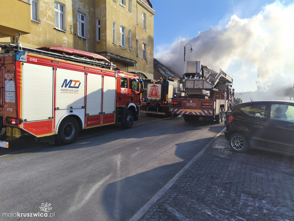 Pilne: Pożar w centrum Kruszwicy. Ogień w jednym ze sklepów [VIDEO]