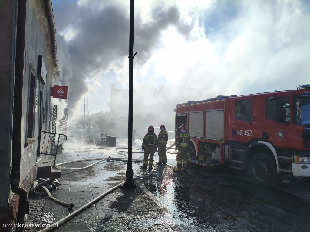 Pilne: Pożar w centrum Kruszwicy. Ogień w jednym ze sklepów [VIDEO]