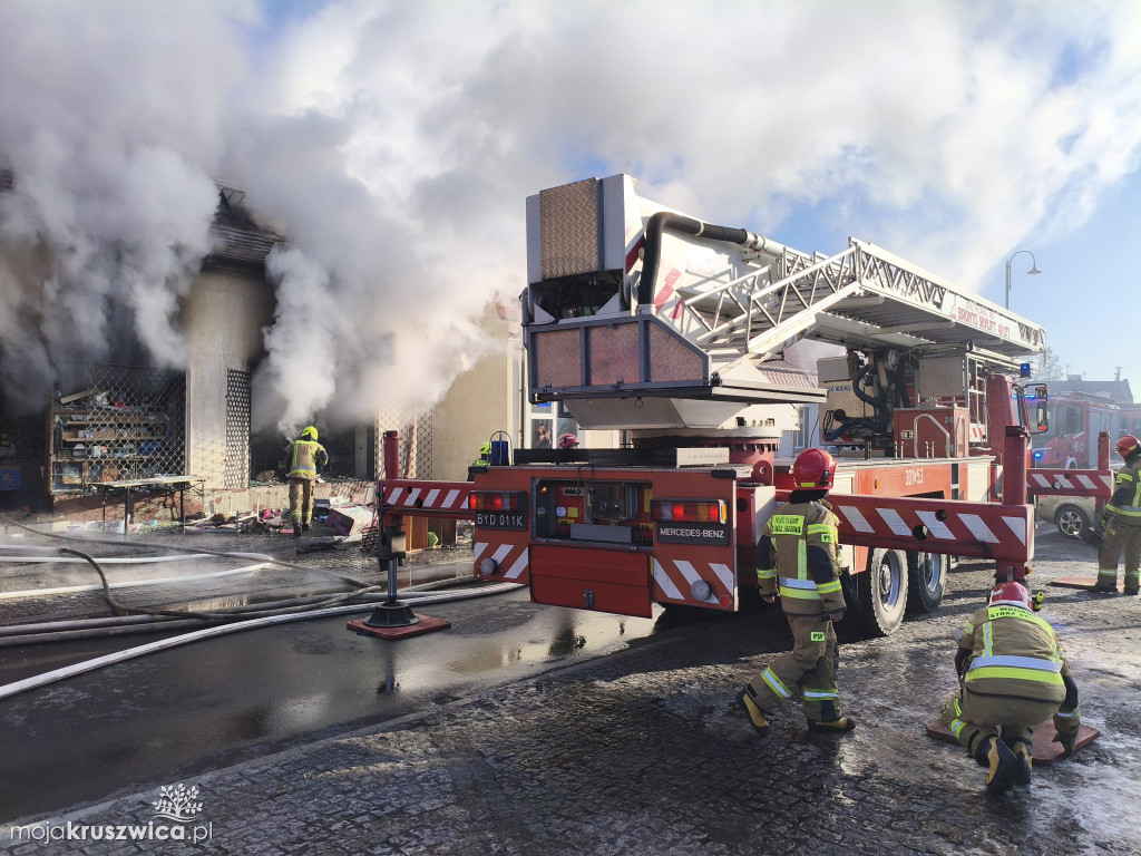 Pilne: Pożar w centrum Kruszwicy. Ogień w jednym ze sklepów [VIDEO]