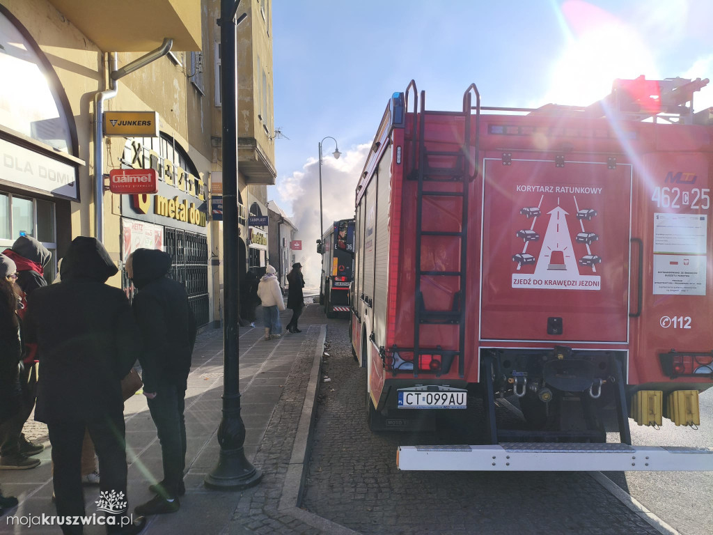 Pilne: Pożar w centrum Kruszwicy. Ogień w jednym ze sklepów [VIDEO]