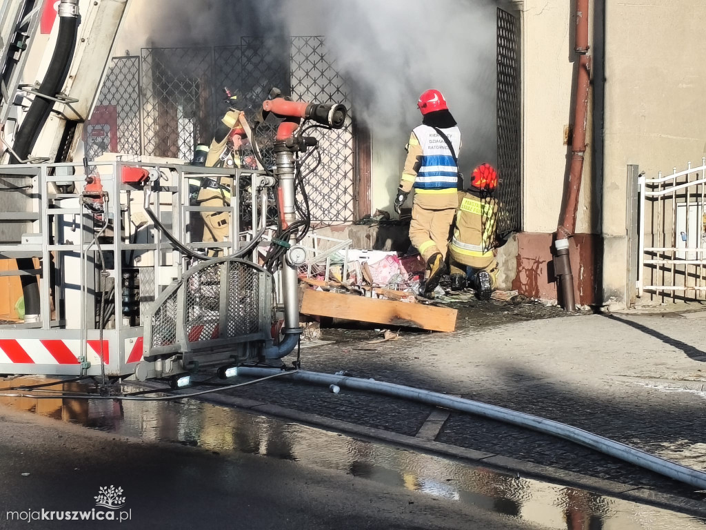 Pilne: Pożar w centrum Kruszwicy. Ogień w jednym ze sklepów [VIDEO]