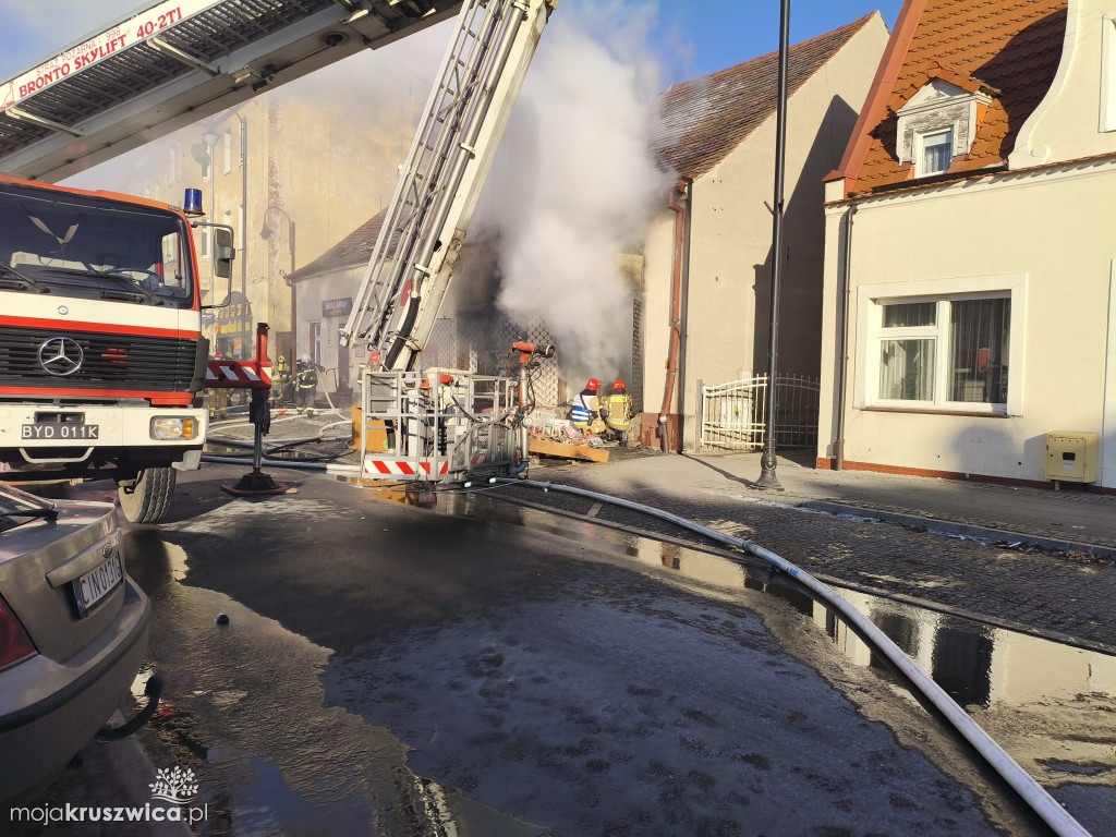 Pilne: Pożar w centrum Kruszwicy. Ogień w jednym ze sklepów [VIDEO]