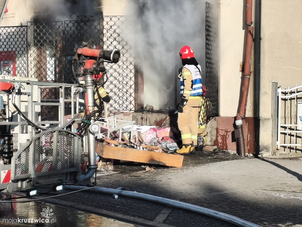 Pilne: Pożar w centrum Kruszwicy. Ogień w jednym ze sklepów [VIDEO]