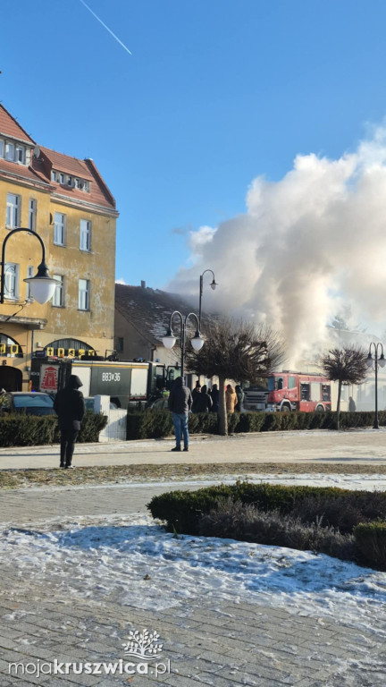 Pilne: Pożar w centrum Kruszwicy. Ogień w jednym ze sklepów [VIDEO]
