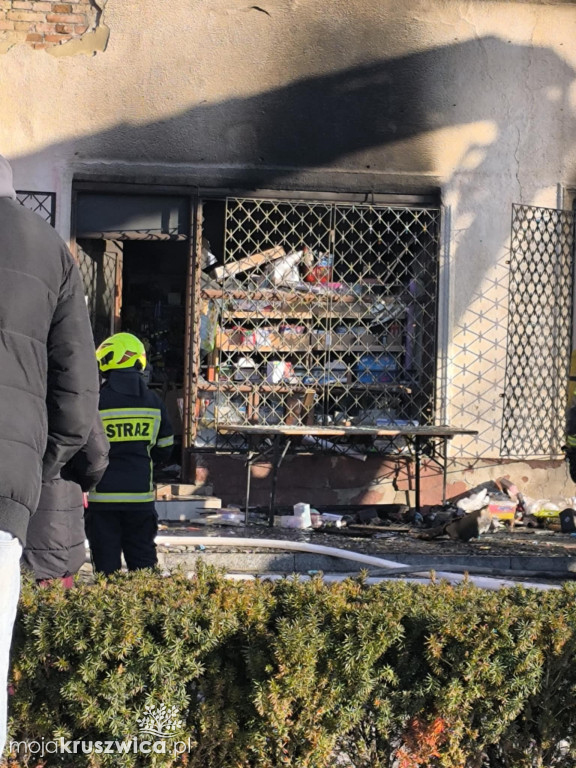Pilne: Pożar w centrum Kruszwicy. Ogień w jednym ze sklepów [VIDEO]
