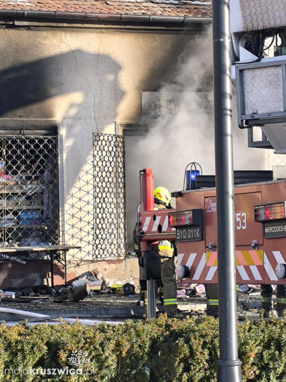 Pilne: Pożar w centrum Kruszwicy. Ogień w jednym ze sklepów [VIDEO]