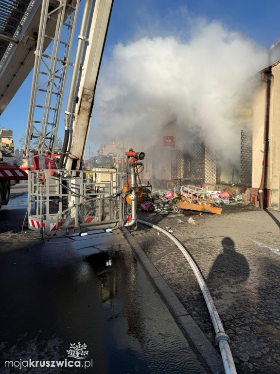 Pracowita interwencja dla strażaków. Pomagali mieszkańcy