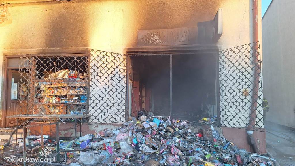 Pracowita interwencja dla strażaków. Pomagali mieszkańcy