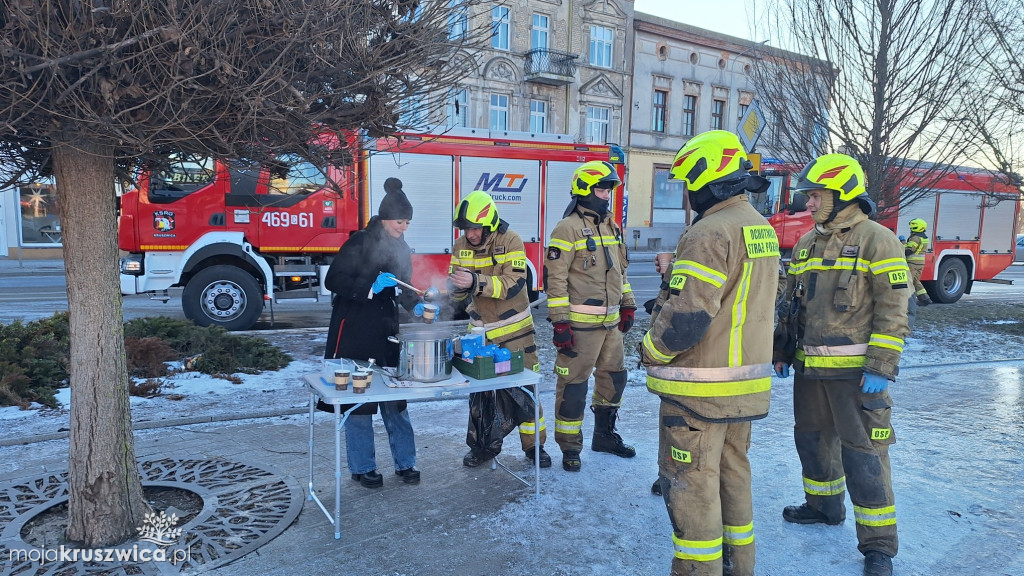 Pracowita interwencja dla strażaków. Pomagali mieszkańcy