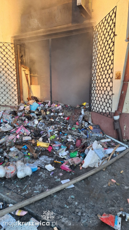 Pracowita interwencja dla strażaków. Pomagali mieszkańcy