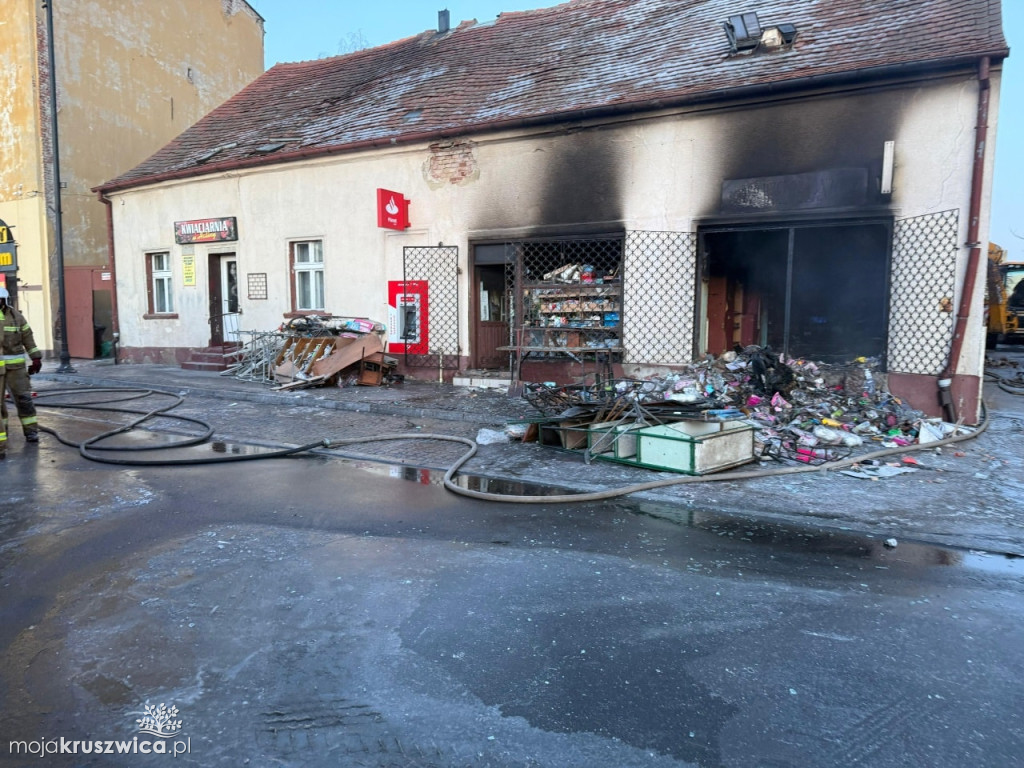 Pracowita interwencja dla strażaków. Pomagali mieszkańcy