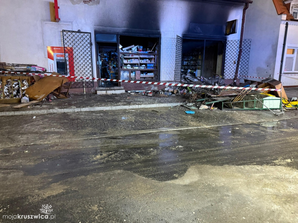 Pracowita interwencja dla strażaków. Pomagali mieszkańcy