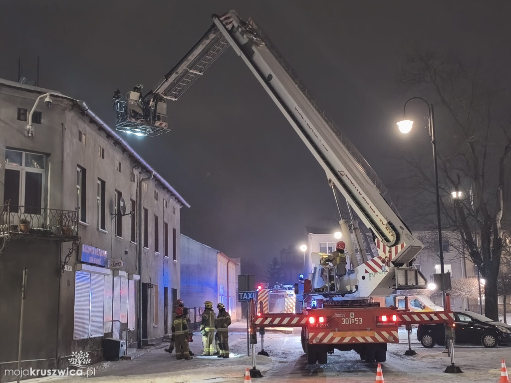 Wieczorna interwencja przy ulicy Rynek. Zapaliła się sadza w kominie [ZDJĘCIA]