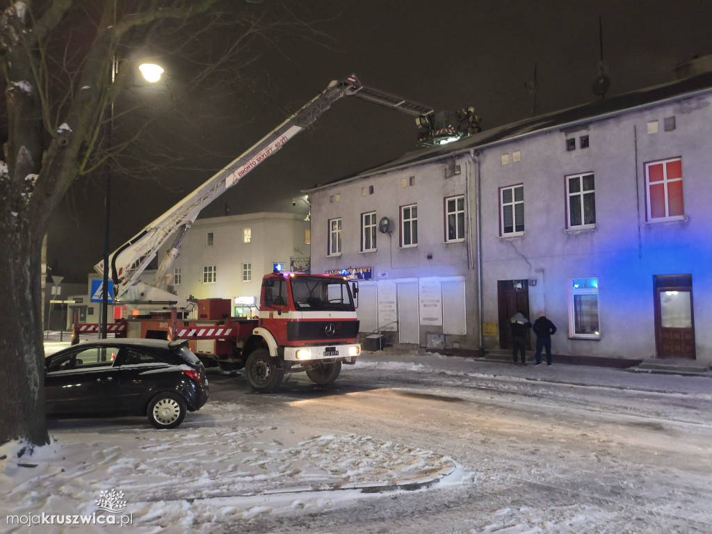 Wieczorna interwencja przy ulicy Rynek. Zapaliła się sadza w kominie [ZDJĘCIA]