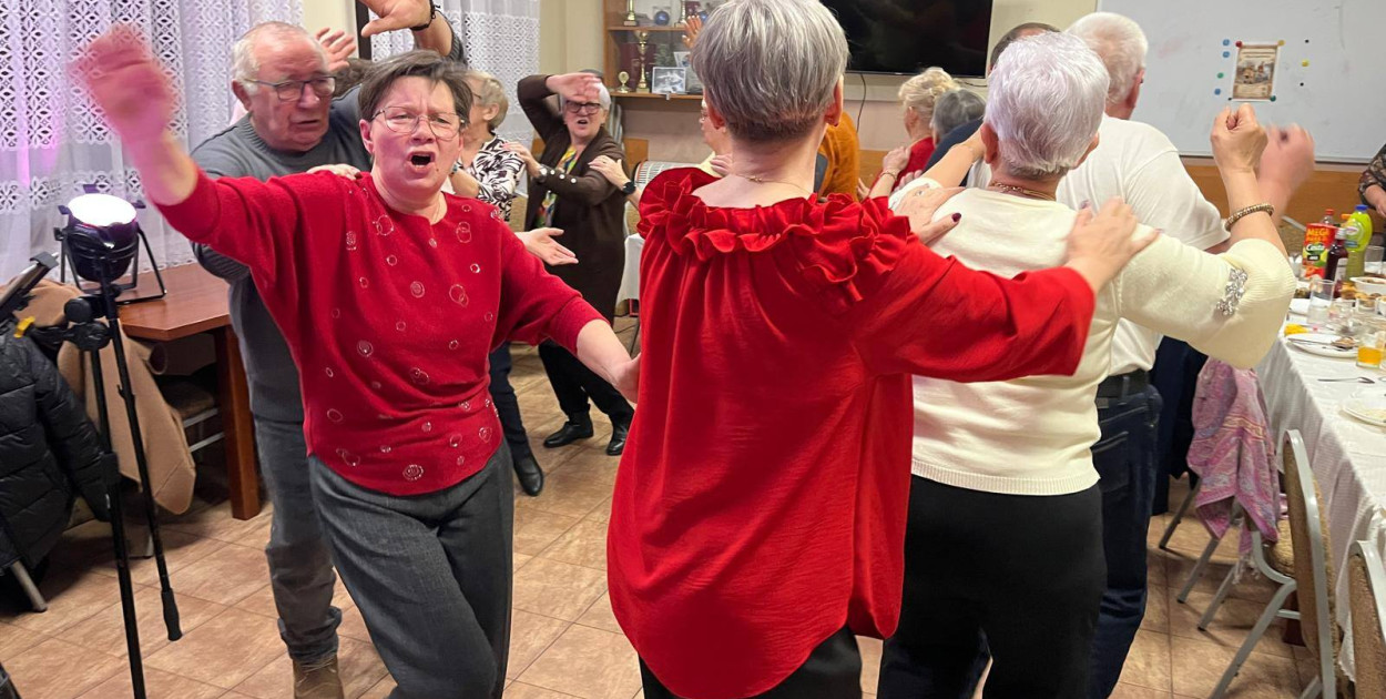 W poniedziałkowe popołudnie i wieczór odbyły się kolejne taneczne spotkania karnawołowe