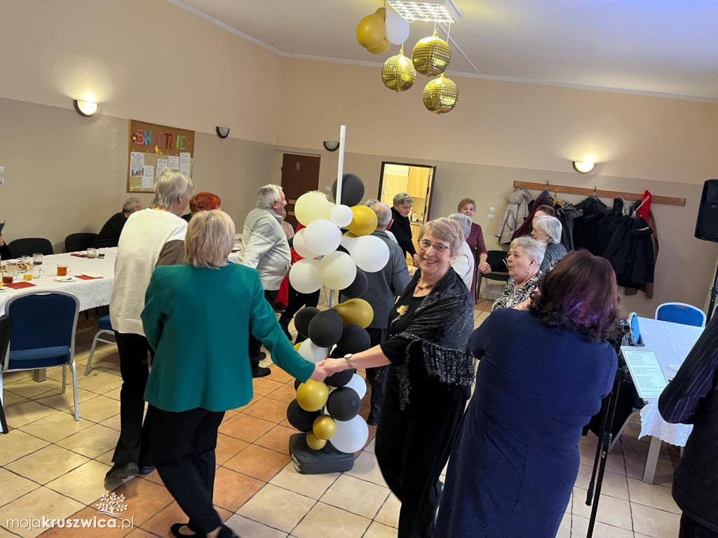 W poniedziałkowe popołudnie i wieczór odbyły się kolejne taneczne spotkania karnawołowe