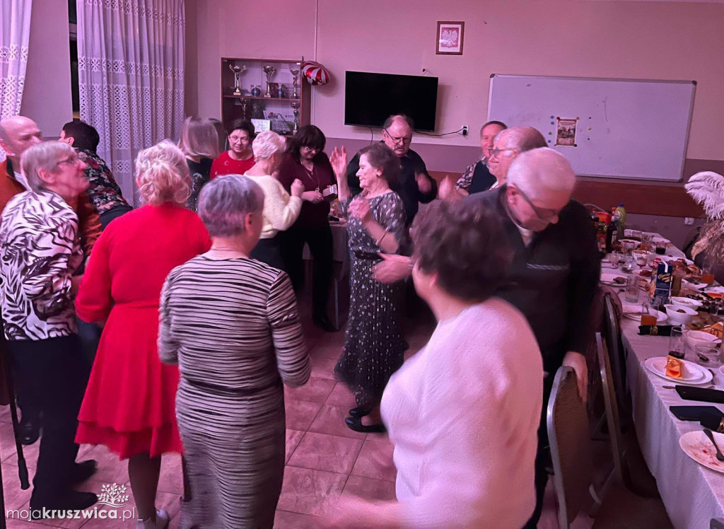 W poniedziałkowe popołudnie i wieczór odbyły się kolejne taneczne spotkania karnawołowe