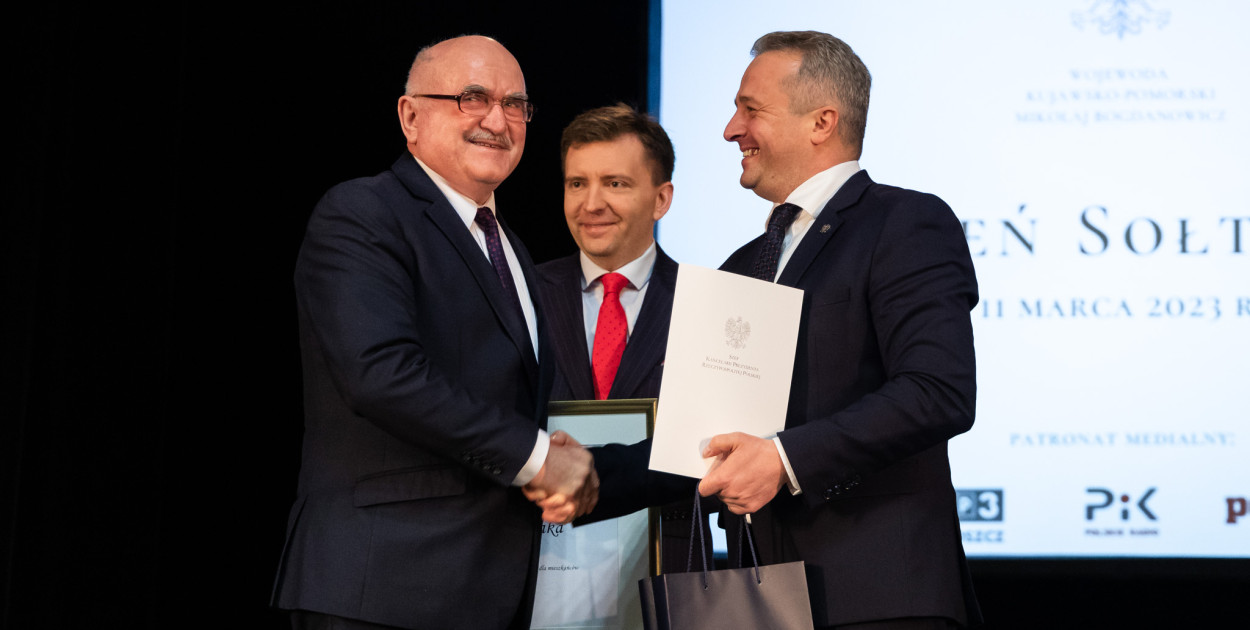 Zenon Gralak otrzymuje list gratulacyjny