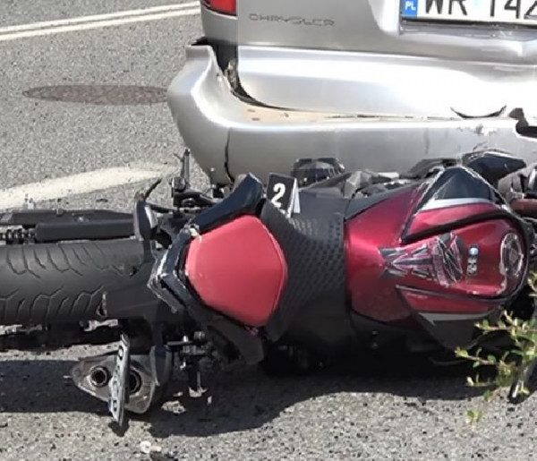 Potrącony motocyklista obok marketu "Dino" w Kruszwicy z obrażeniami-20142