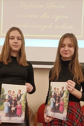 Uczennice SP Chełmce nagrodzone w konkursie plastycznym-3860