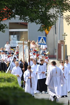 Trwa uroczystość Bożego Ciała w Kruszwicy. Ulicami zmierza procesja [FOTO]-3934