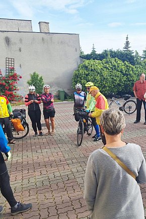 Rowerzyści rozpoczęli pielgrzymkę na Jasną Górę. Za nimi Msza Święta-5487