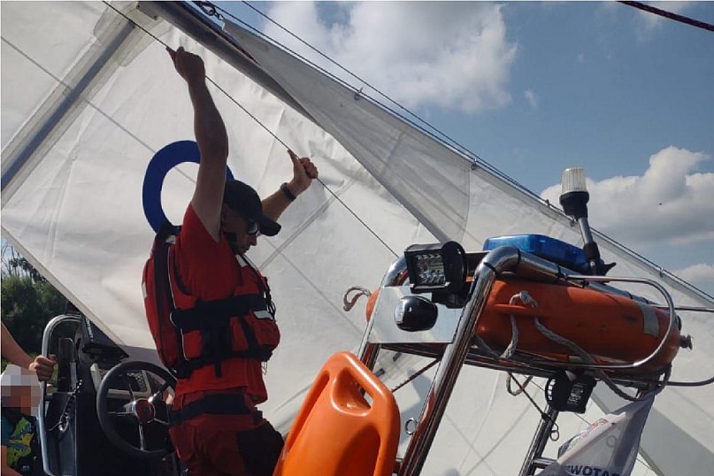 Służby zawsze pomocne na wodzie. Tak było na regatach w Łącku [FOTO]