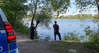Policjanci patrolują teren wokół Gopła-32096