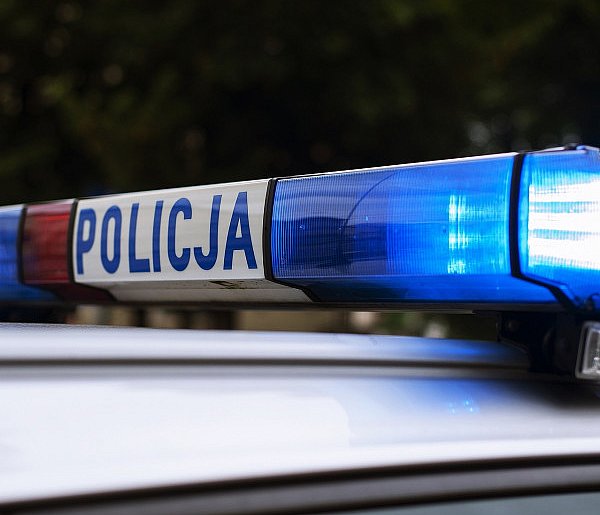 Kruszwiccy policjanci pilotowali pojazd do szpitala w trosce o zdrowie mężczyzny-32760
