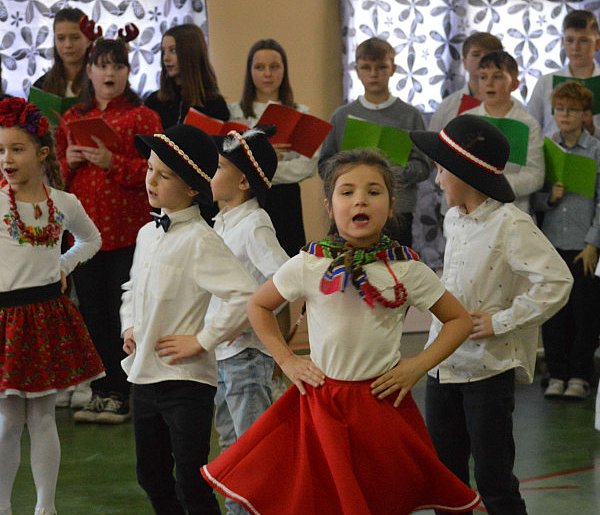 Jasełka bożonarodzeniowe i świąteczne spotkanie w szkole w Chełmcach-38259