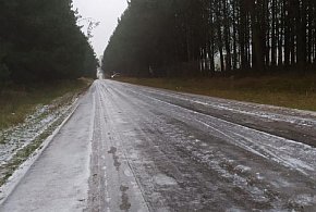 Ślisko na drogach. Dachowanie auta w Szarleju i samochód w rowie w Kruszwicy-38904