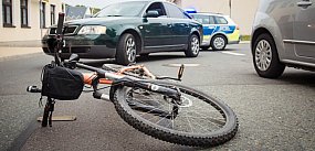 „Majówka” na drogach: W Kruszwicy potrącono rowerzystę