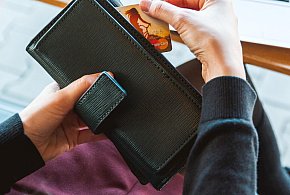 Emeryci coraz częściej rezygnują z gotówki. Wiemy, dlaczego-41836