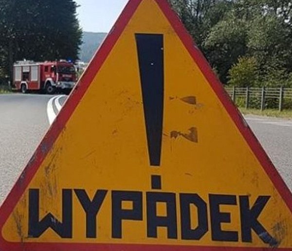 Uwaga wypadek! Samochód osobowy zderzył się z ciężarówką!-41925