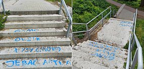 Wulgarne napisy na schodach nad Gopłem
