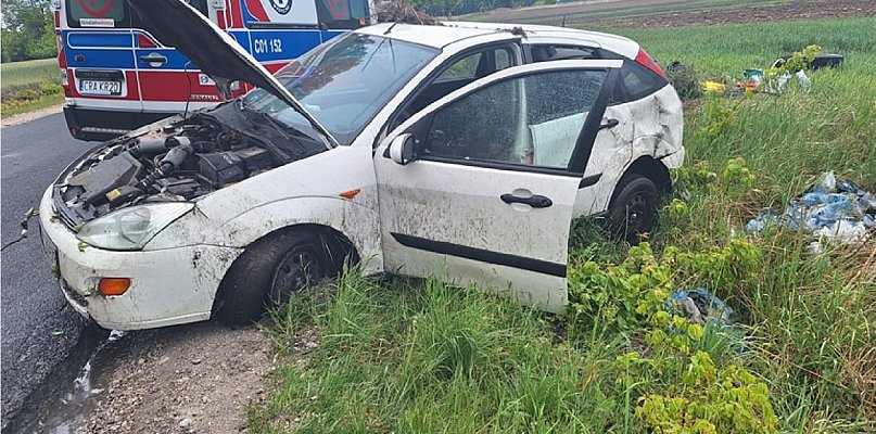 Dachowanie w Konarach. Na szczęście nikt nie ucierpiał - 42189
