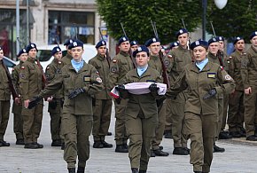 Na rynku w Kruszwicy odbyło się ślubowanie klas mundurowych [ZDJĘCIA]-42475