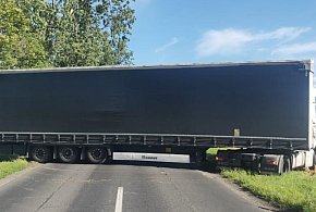 Rożniaty: Próba zawrócenia ciężarówki sparaliżowała ruch na drodze wojewódzkiej-43650