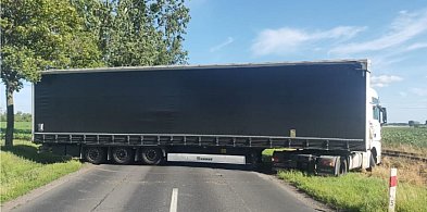 Rożniaty: Próba zawrócenia ciężarówki sparaliżowała ruch na drodze wojewódzkiej-43650