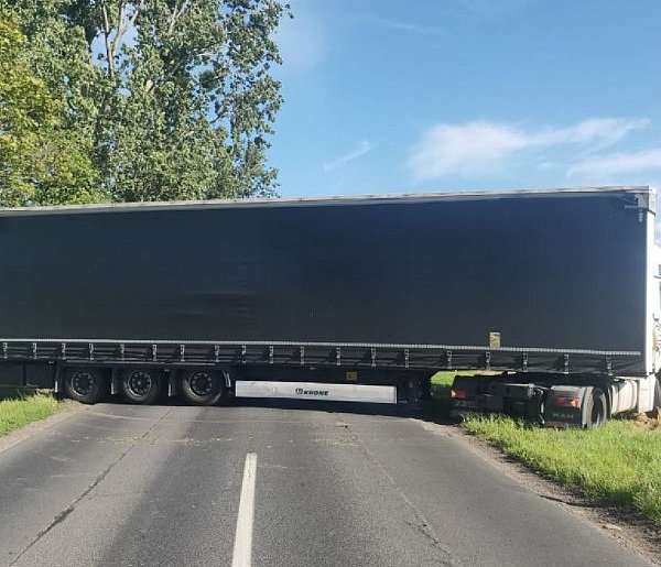 Rożniaty: Próba zawrócenia ciężarówki sparaliżowała ruch na drodze wojewódzkiej-43650