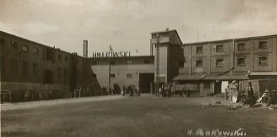 Narratorium Kruszwickie: Makowski i reklama – wino, które pisało wiersze.  -43665