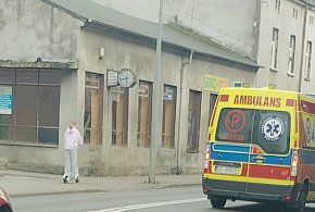  Zdarzenie przy Niepodległości. Na miejscu interweniowała karetka-43904