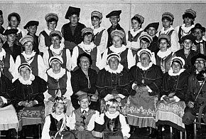 Historia jednego zdjęcia: Zespół regionalny "Kujawy" z Marią Patyk-43947