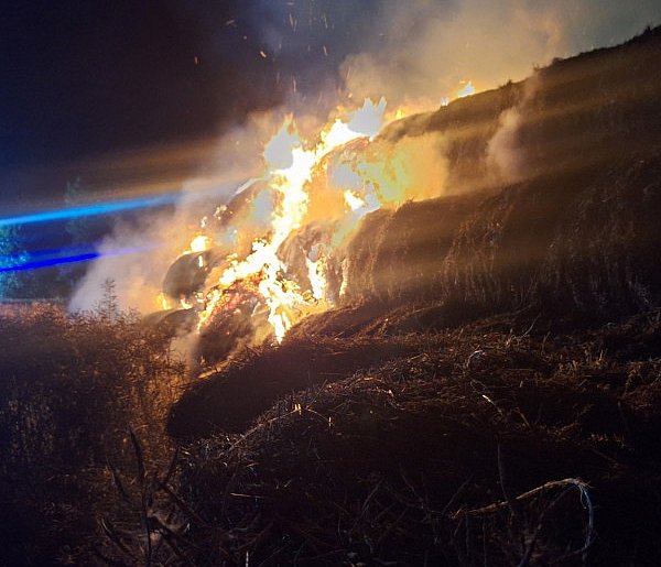 Pożar stogu w Karczynie. Strażacy walczyli przez całą noc-44150