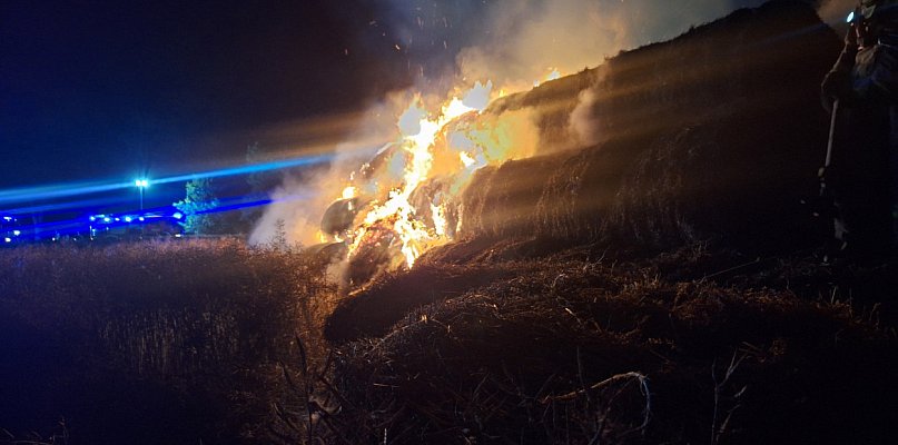 Pożar stogu w Karczynie. Strażacy walczyli przez całą noc - 44150