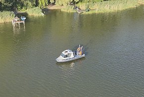 Z impetem wjechał na plażę przy Gople. Kierowcy z promilami znów na drogach!-44360