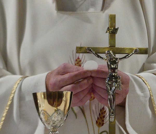 Nowa danina na Kościół? Pieniądze mają być pobierane prosto z pensji-44647
