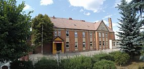 Dawna szkoła w Bachorcach wciąż niszczeje. Co dalej z b