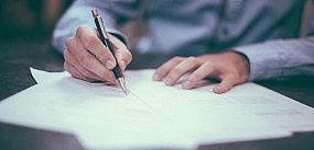 Radny pyta o terminy i procedury. Burmistrz odpowiada